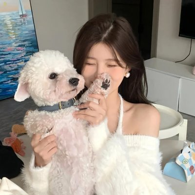 给小酒馆女子喝高杯酒